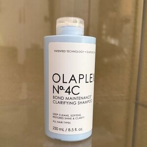 OLAPLEX No.4C Clarifying Shampoo Light Blue and White Bottle